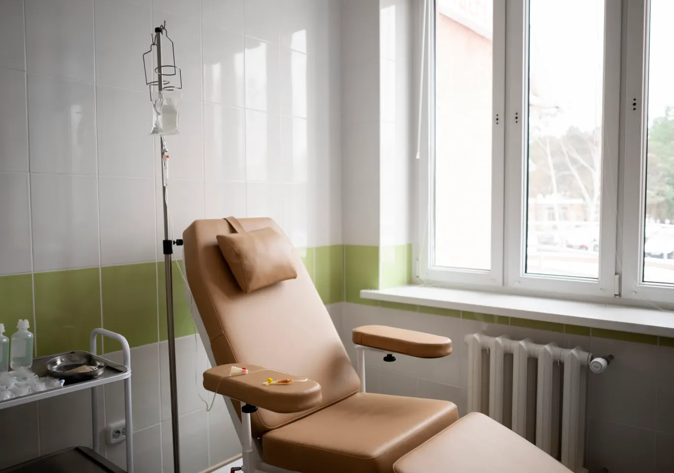 Kroplówki witaminowe Mysłowice: gabinet zabiegowy z fotelem i stojakiem na kroplówkę